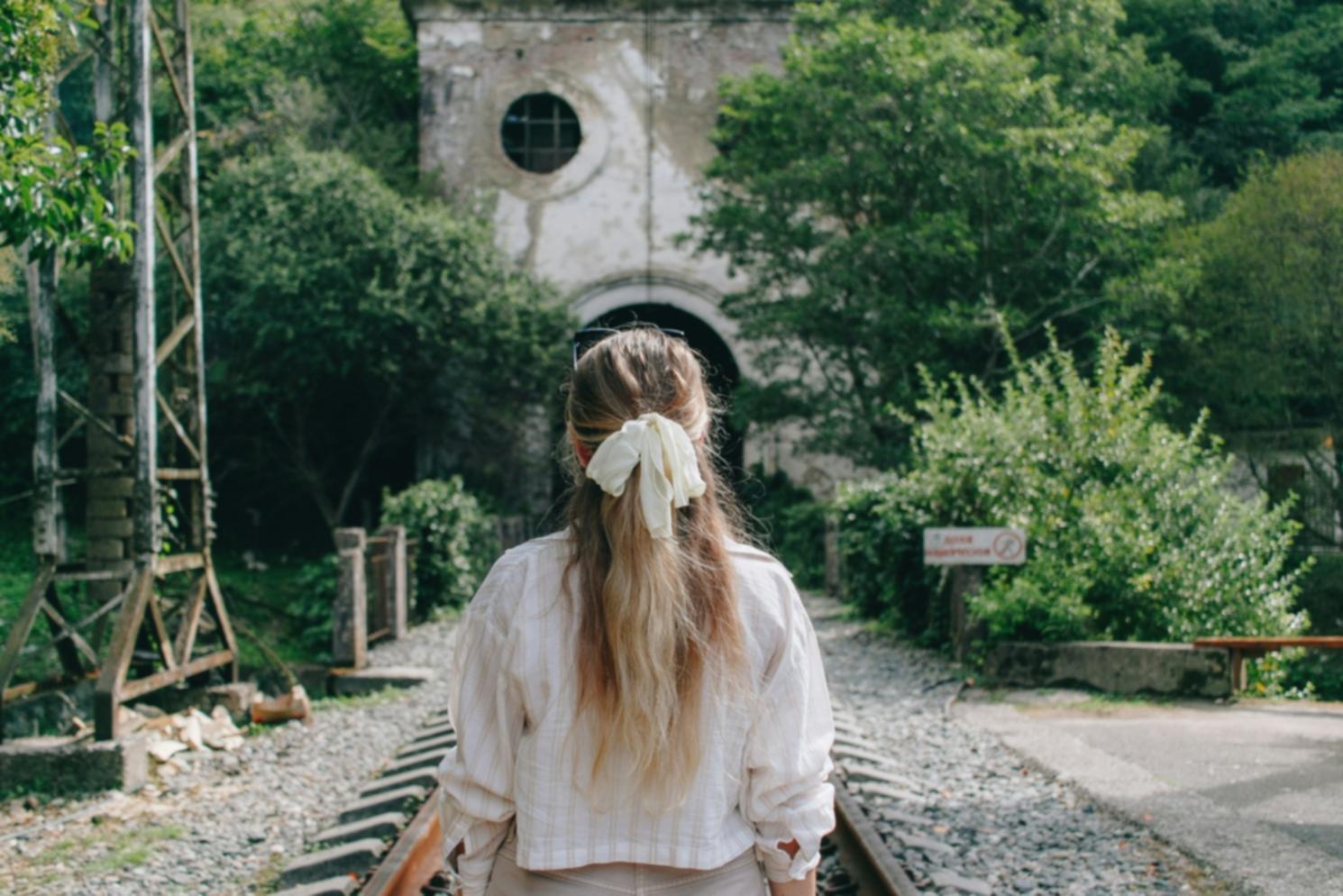 Чоловік застосовує техніки догляду за собою