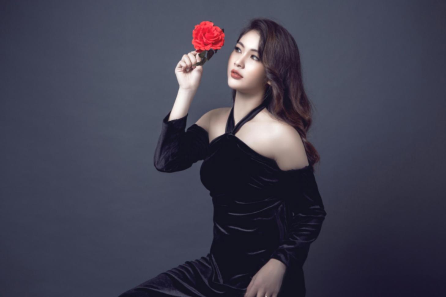 Викладач демонструє техніку роботи з ножицями